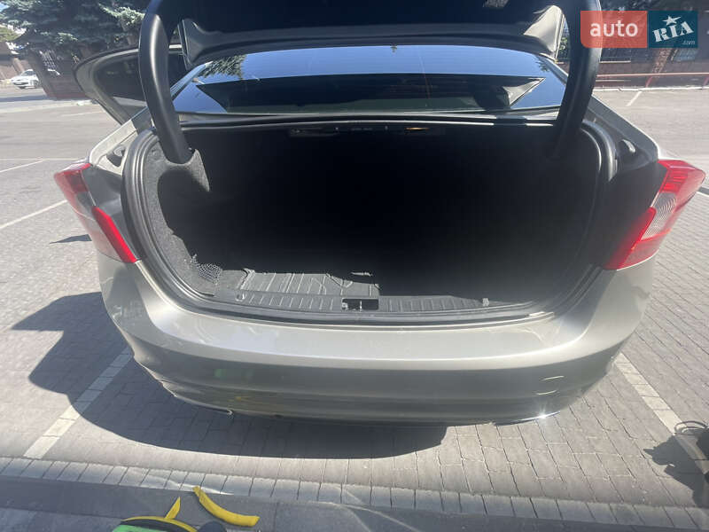 Седан Volvo S60 2014 в Здолбуніві