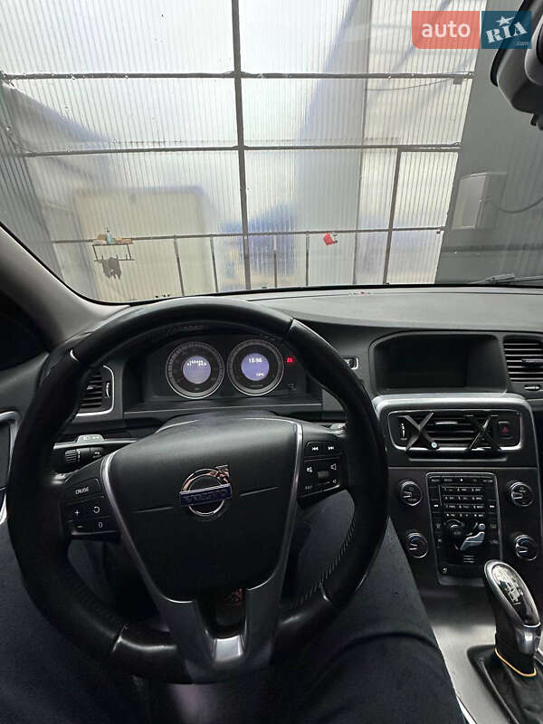 Седан Volvo S60 2013 в Синельниково