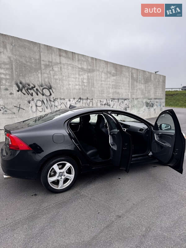 Седан Volvo S60 2013 в Львове