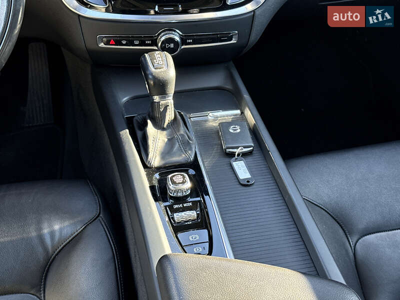 Седан Volvo S60 2019 в Львові