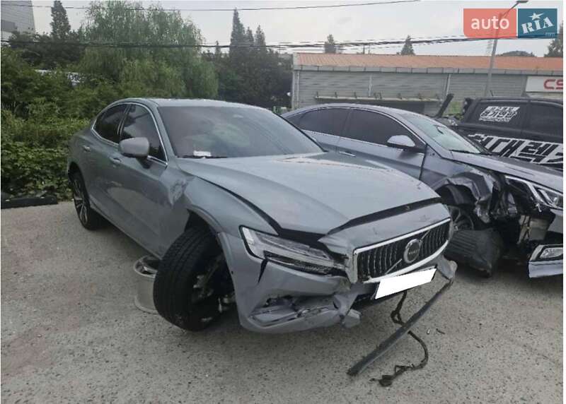 Седан Volvo S60 2022 в Львові