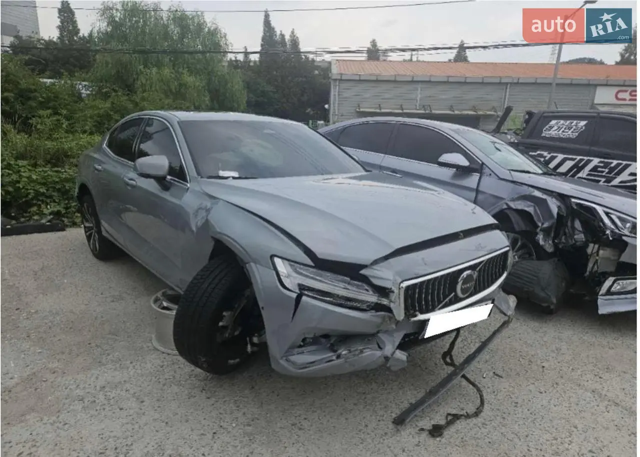 Авто 2025 року, VOLVO S60 2.0 B5 гібрид повний привід. Авто в Україні всі питання за телефоном. Авто також є на сайті Любе Авто. Знаходится Солонка площадка Любе Авто. Авто з Кореи
