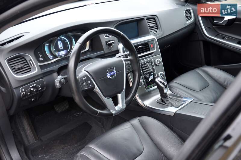 Седан Volvo S60 2016 в Львові