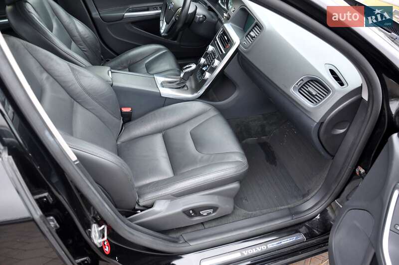 Седан Volvo S60 2016 в Львові