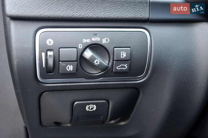 Седан Volvo S60 2016 в Львові