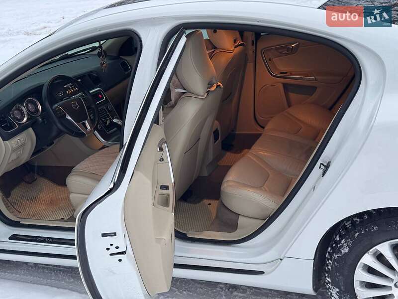 Седан Volvo S60 2013 в Новояворовске