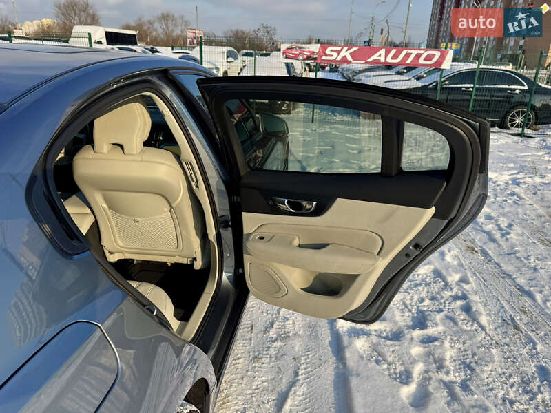 Седан Volvo S60 2019 в Киеве