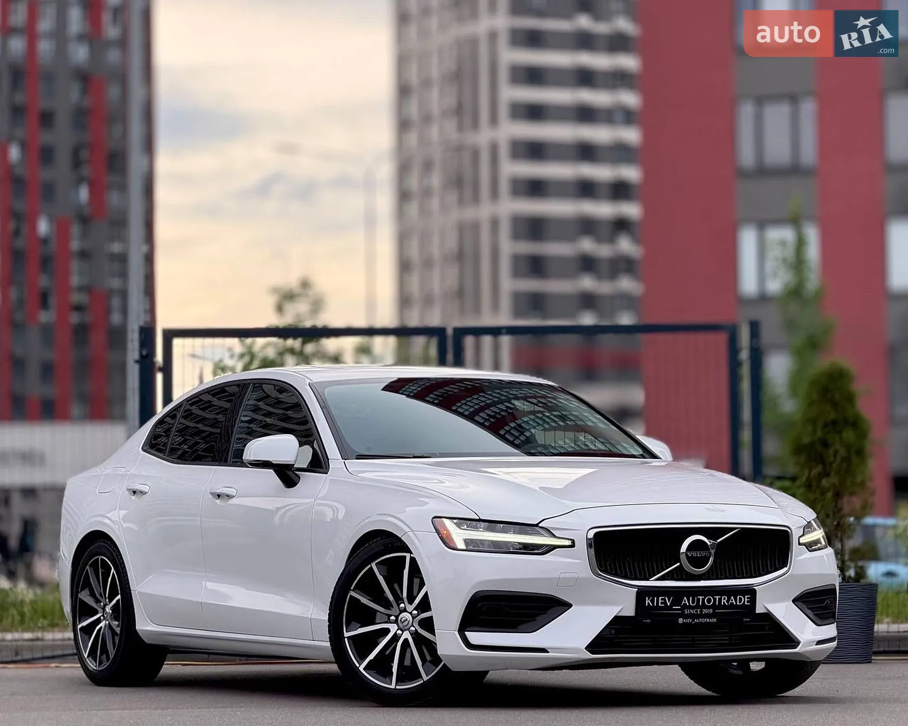 2019 Volvo S60 - фото 1