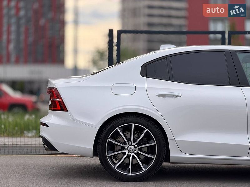 Седан Volvo S60 2019 в Киеве