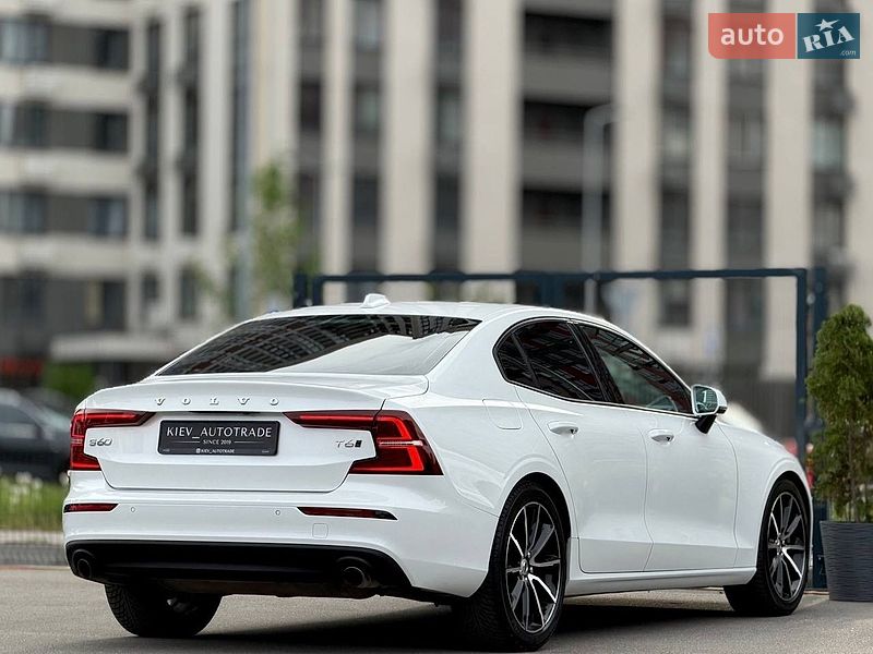 Седан Volvo S60 2019 в Киеве