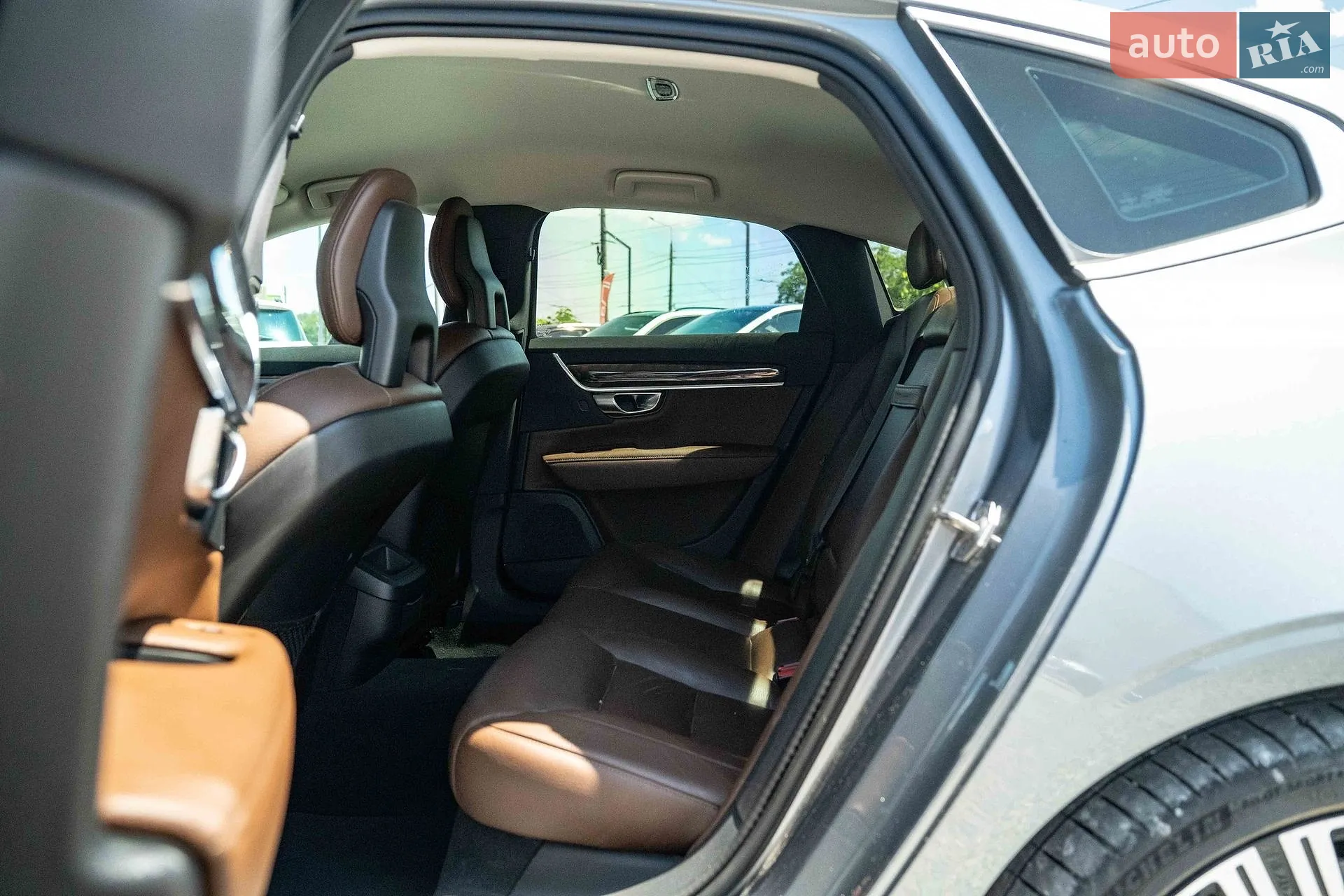 Volvo S90 2017 VIN LVYPS10BDJP038874 фото оголошення 41 з 48