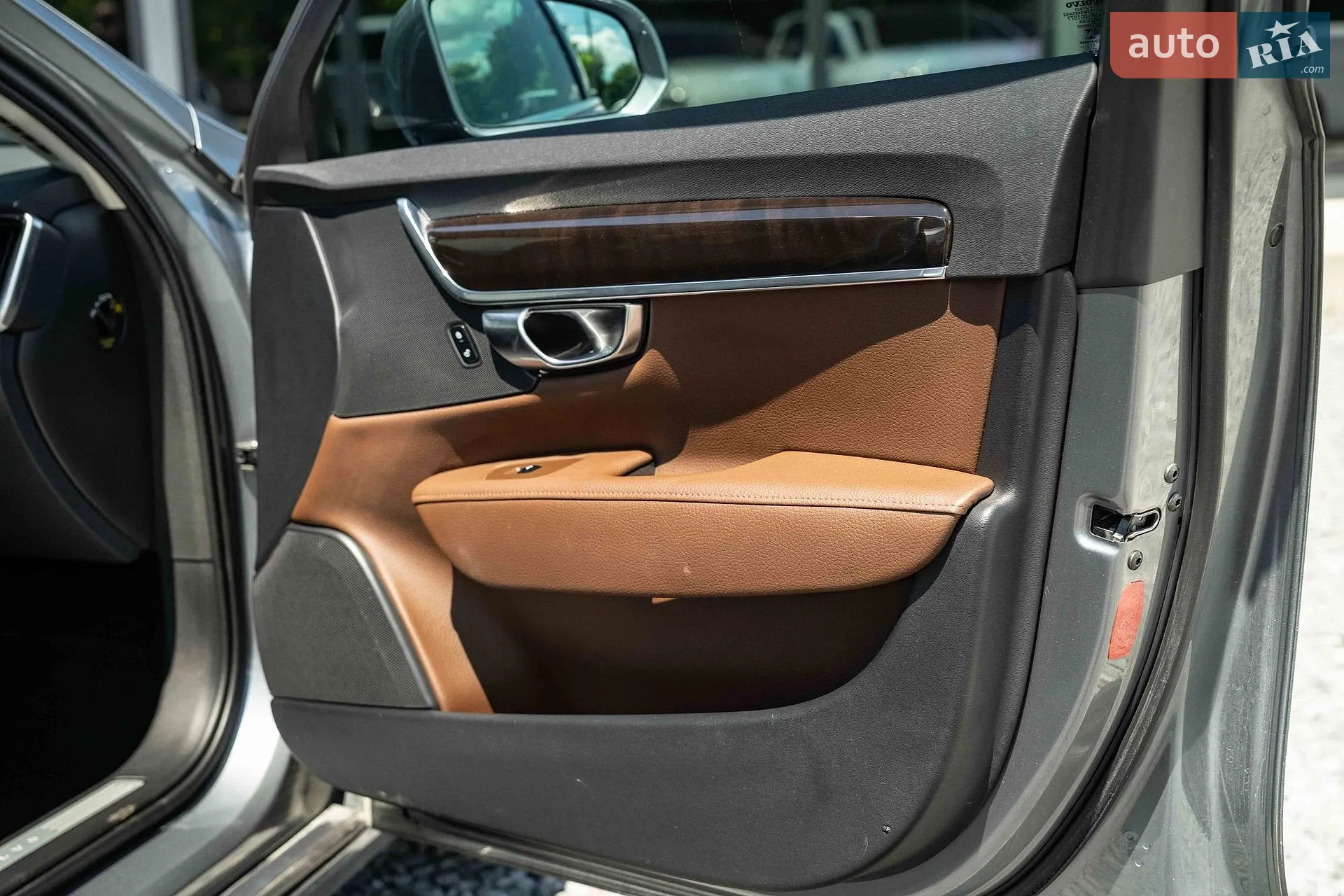 Volvo S90 2017 VIN LVYPS10BDJP038874 фото оголошення 45 з 48