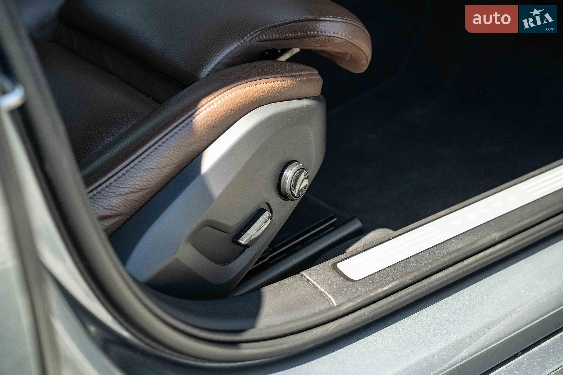 Volvo S90 2017 VIN LVYPS10BDJP038874 фото оголошення 39 з 48