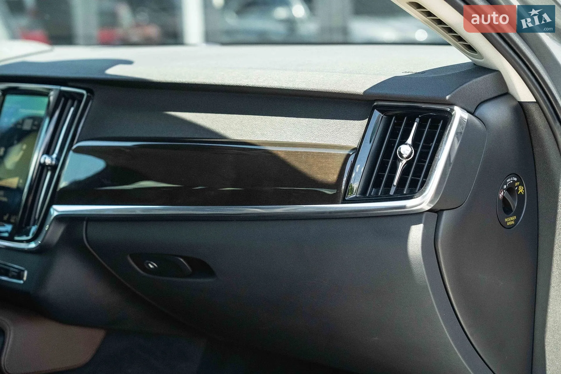 Volvo S90 2017 VIN LVYPS10BDJP038874 фото оголошення 38 з 48