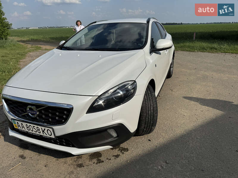 Хетчбек Volvo V40 Cross Country 2016 в 