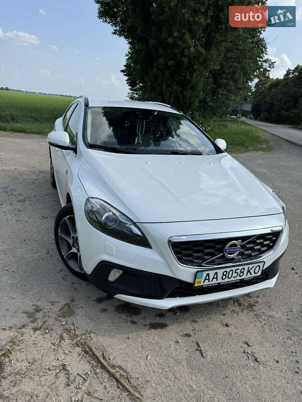 Хэтчбек Volvo V40 Cross Country 2016 в Киеве