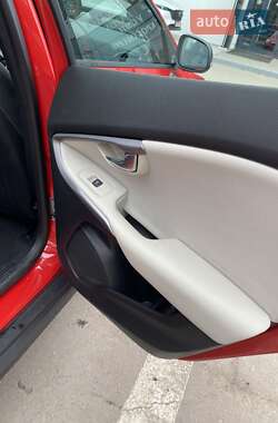 Хэтчбек Volvo V40 Cross Country 2017 в 