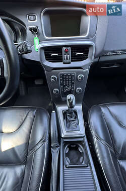 Хэтчбек Volvo V40 Cross Country 2014 в 