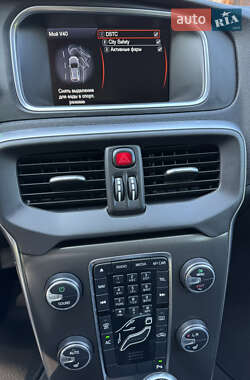 Хэтчбек Volvo V40 Cross Country 2014 в 