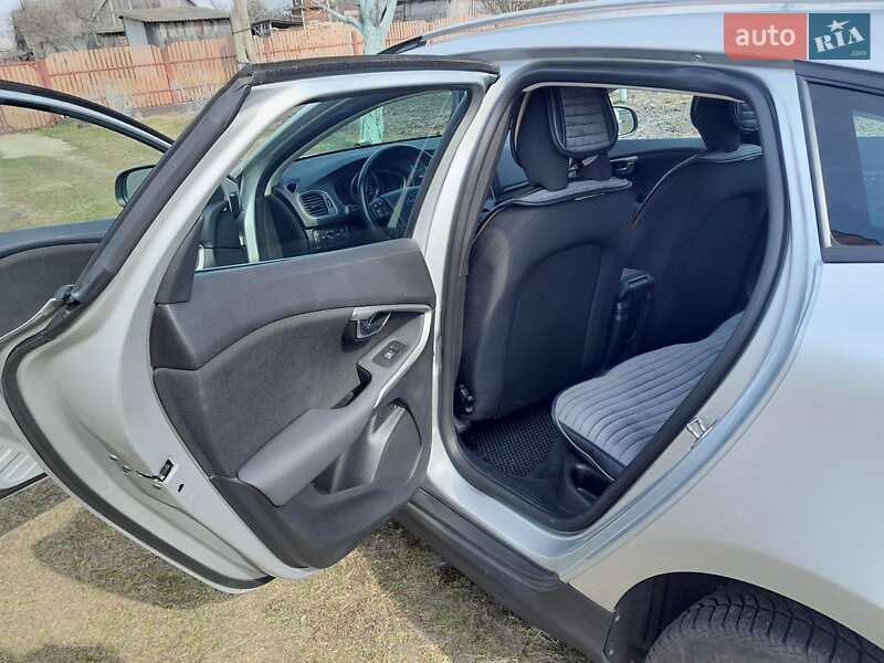 Хетчбек Volvo V40 Cross Country 2015 в Зарічному фото 9 Хетчбек Volvo V40 Cross Country 2015 в Зарічному