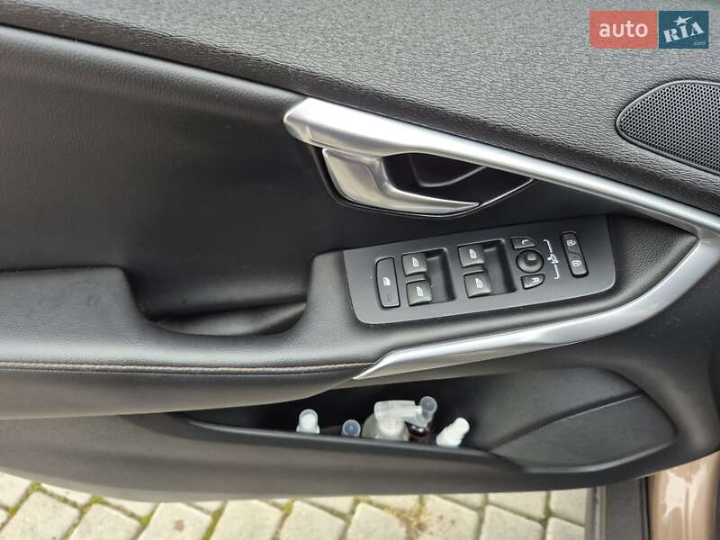 Хэтчбек Volvo V40 Cross Country 2017 в Нетешине