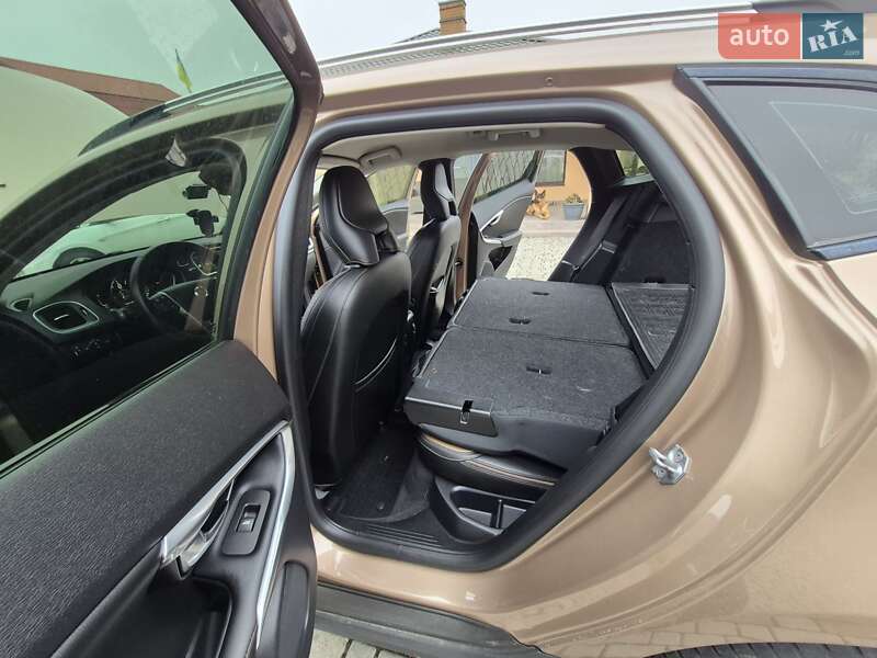 Хэтчбек Volvo V40 Cross Country 2017 в Нетешине