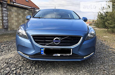 Хетчбек Volvo V40 2015 в 
