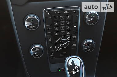 Хетчбек Volvo V40 2015 в 