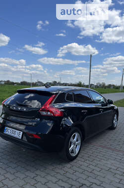 Хетчбек Volvo V40 2015 в 