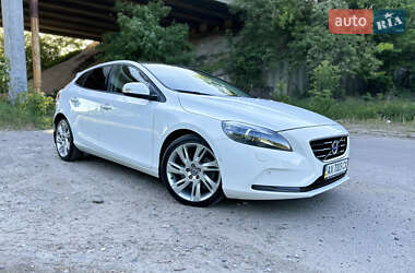 Хэтчбек Volvo V40 2012 в 