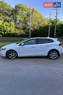 Хэтчбек Volvo V40 2012 в 