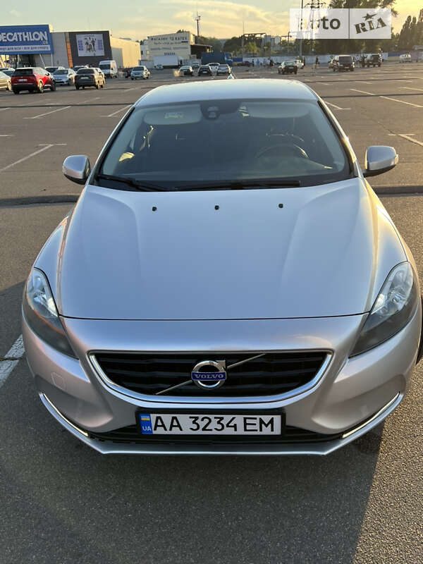 Хэтчбек Volvo V40 2014 в Киеве
