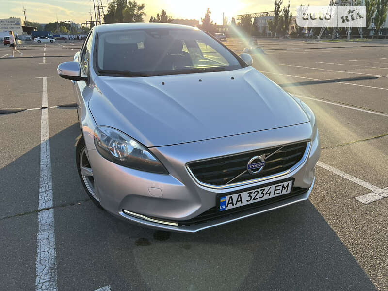 Хэтчбек Volvo V40 2014 в Киеве