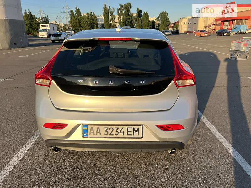 Хэтчбек Volvo V40 2014 в Киеве