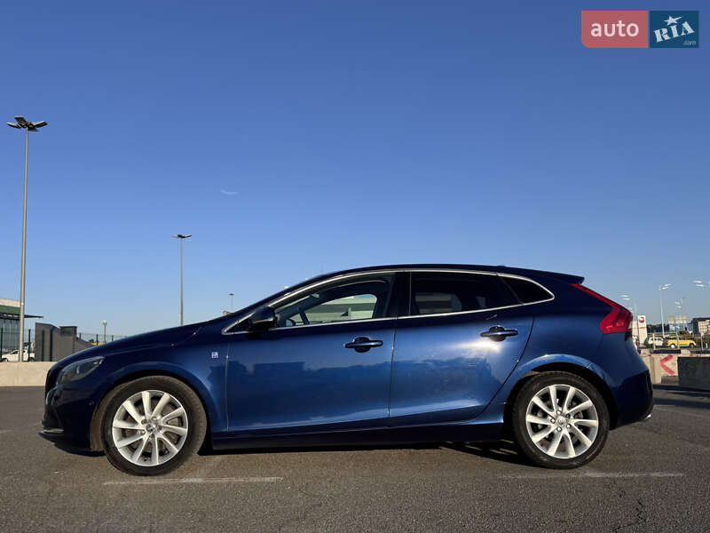 Хэтчбек Volvo V40 2014 в Киеве