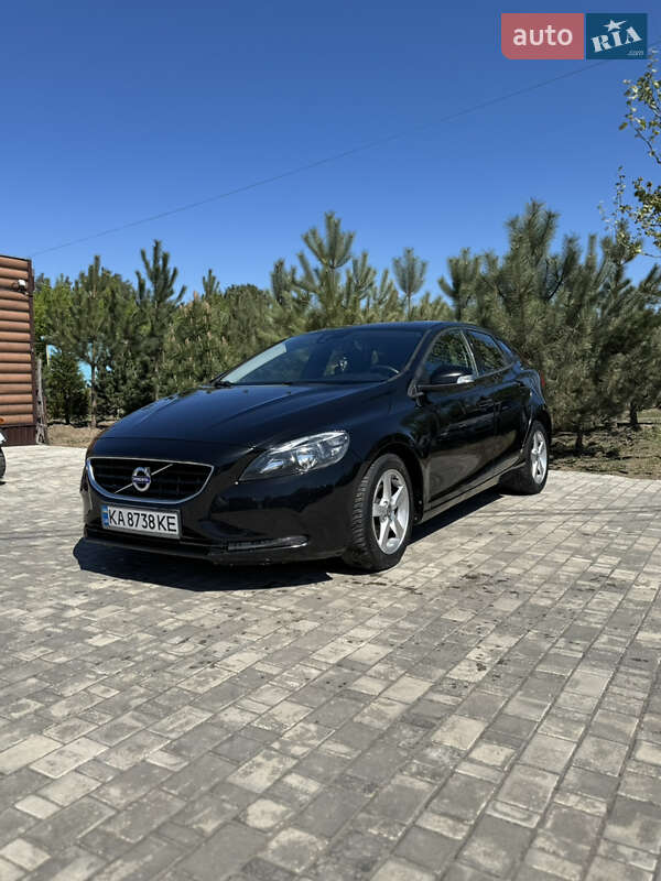 Хэтчбек Volvo V40 2015 в 