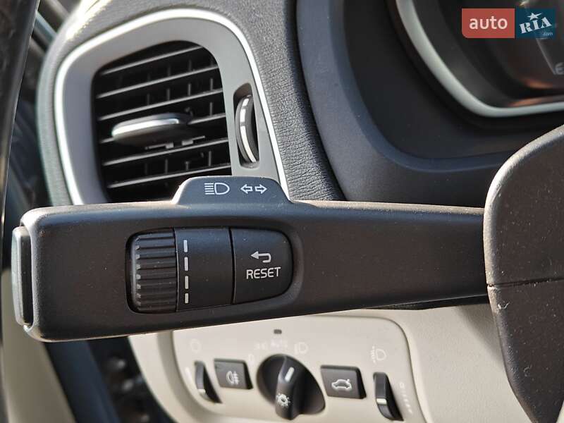 Хэтчбек Volvo V40 2012 в 