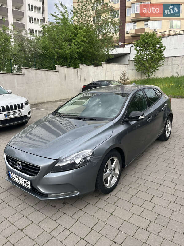 Хэтчбек Volvo V40 2015 в 