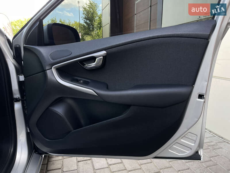 Хэтчбек Volvo V40 2014 в Бердичеве