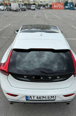 Хэтчбек Volvo V40 2015 в 