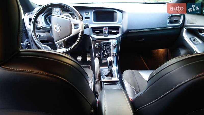 Хэтчбек Volvo V40 2015 в Львове