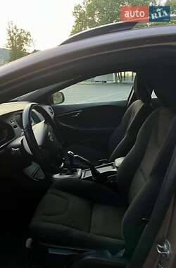 Хэтчбек Volvo V40 2014 в 