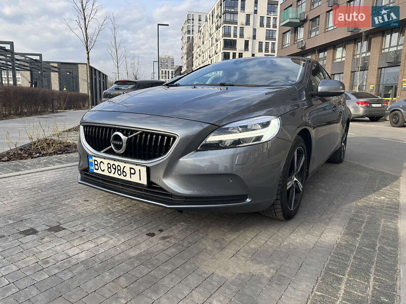 Хэтчбек Volvo V40 2017 в 