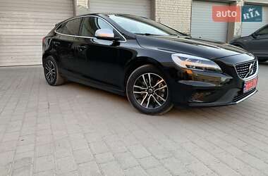 Хэтчбек Volvo V40 2019 в 