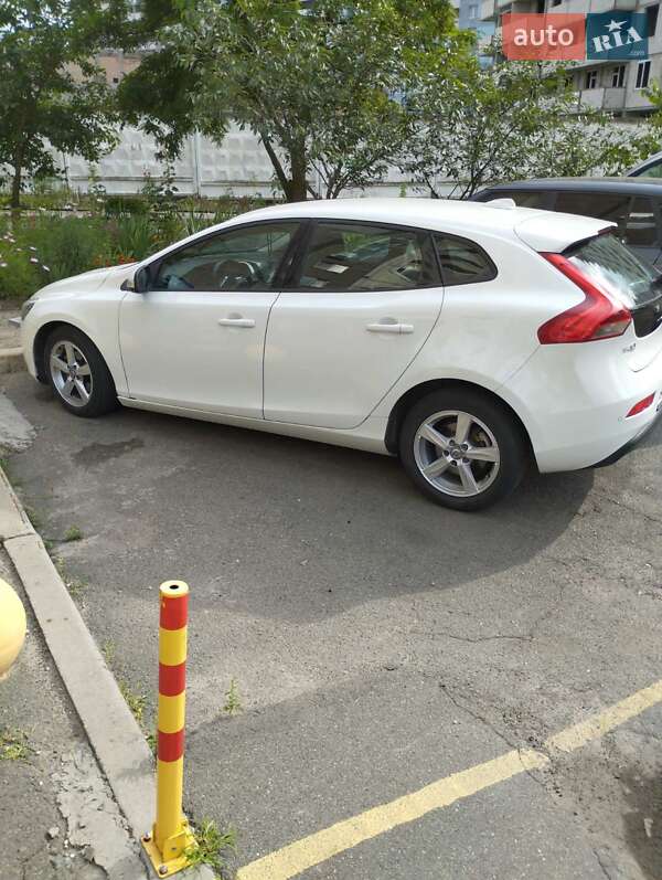 Хэтчбек Volvo V40 2014 в Киеве