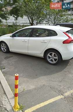 Хэтчбек Volvo V40 2014 в 