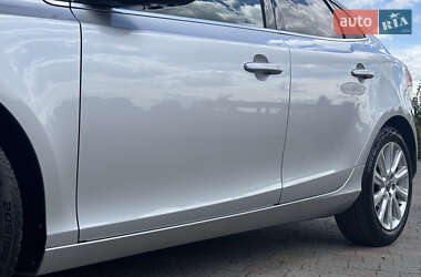 Хэтчбек Volvo V40 2014 в 