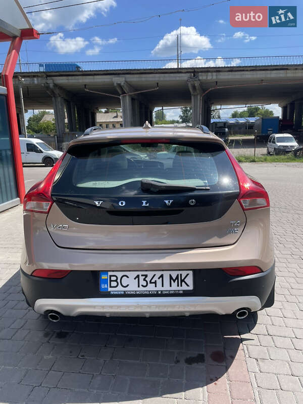 Хэтчбек Volvo V40 2015 в Львове