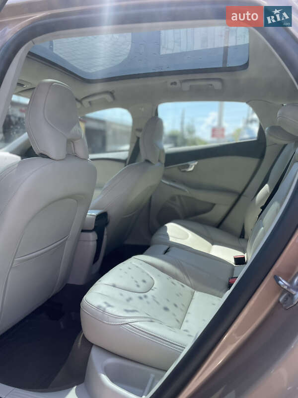 Хэтчбек Volvo V40 2015 в Львове