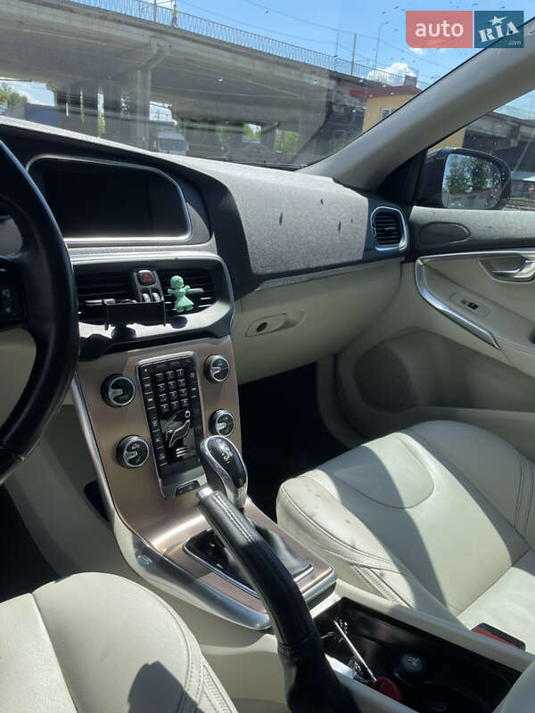 Хэтчбек Volvo V40 2015 в Львове